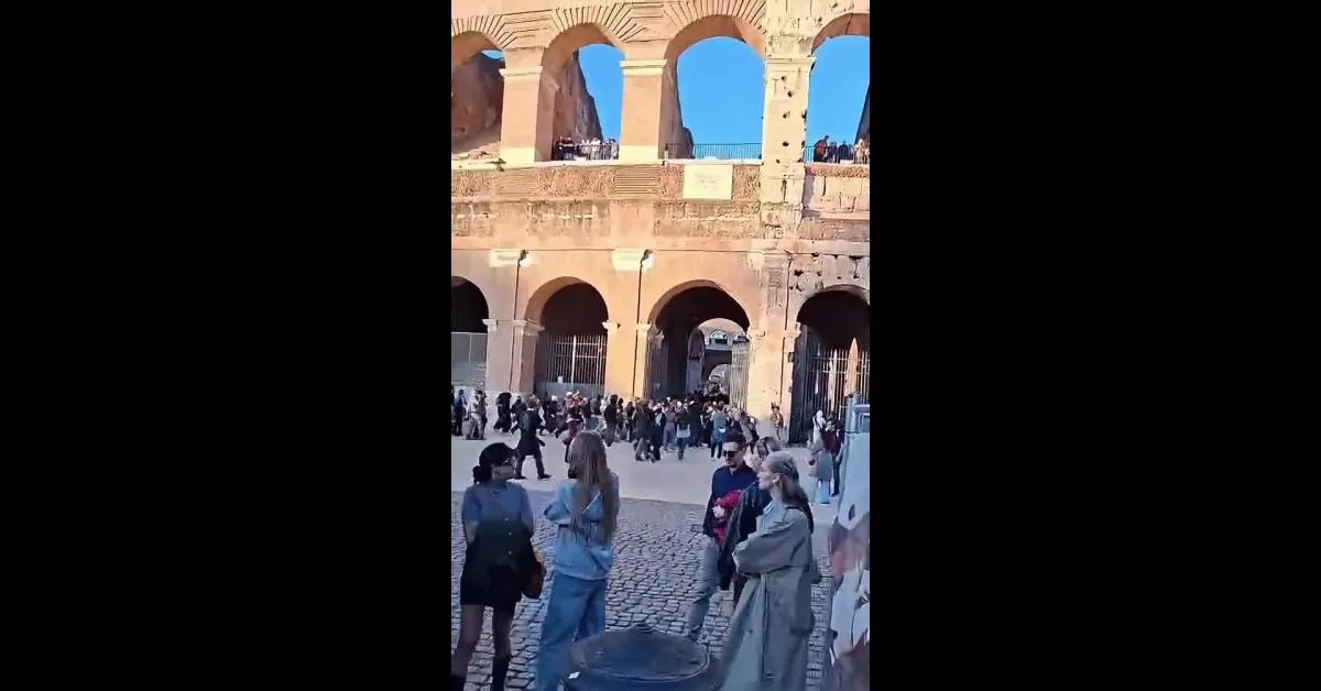 roma manifestanti entrano nel colosseo forzati gli ingressi tensione con la polizia nessuno scontro video da Ilgiornaleditalia.it roma manifestanti entrano nel colosseo forzati gli ingressi tensione con la polizia nessuno scontro video
