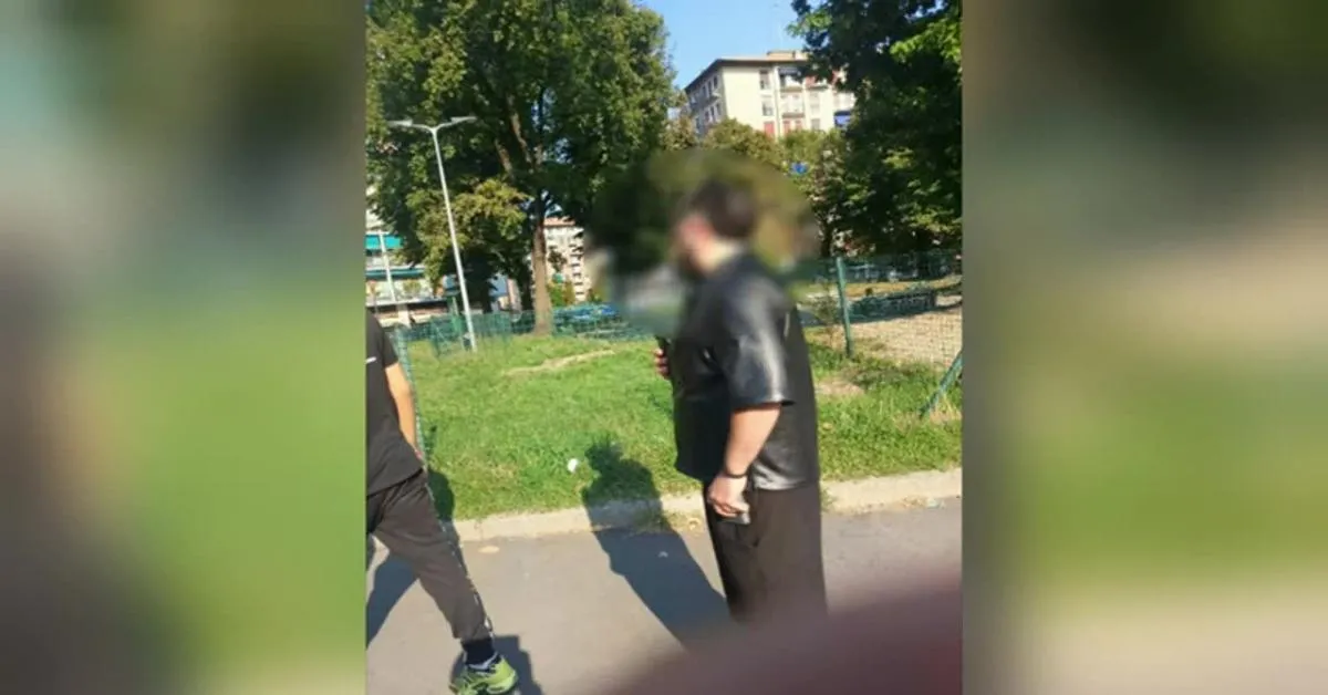 milano rabbino aggredito da 3 persone arabe alla fermata bande nere calci nei testicoli e kippah scippata video da Ilgiornaleditalia.it milano rabbino aggredito da 3 persone arabe alla fermata bande nere calci nei testicoli e kippah scippata video