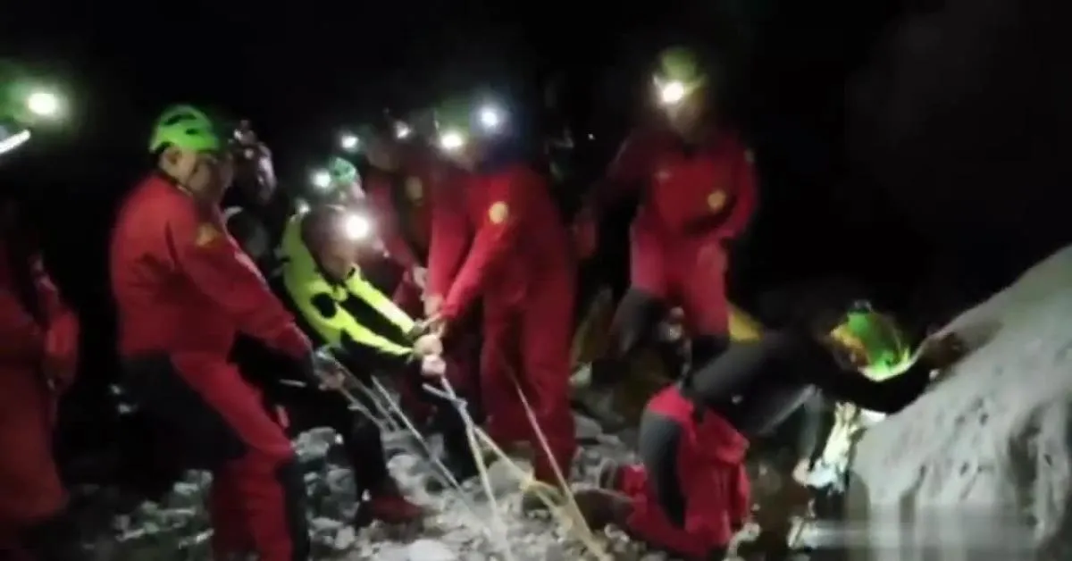 sardegna speleologo intrappolato nella grotta di gorropeddu a 10 metri di profondit224 da 16 ore dopo una frana cosciente video da Ilgiornaleditalia.it sardegna speleologo intrappolato nella grotta di gorropeddu a 10 metri di profondit224 da 16 ore dopo una frana cosciente video