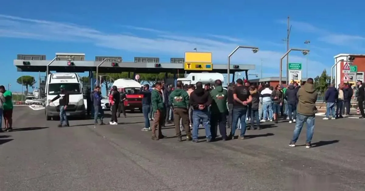 proteste in sud italia strade in tilt da puglia a sicilia scaffali vuoti ai supermercati distributori senza carburante video da Ilgiornaleditalia.it proteste in sud italia strade in tilt da puglia a sicilia scaffali vuoti ai supermercati distributori senza carburante video