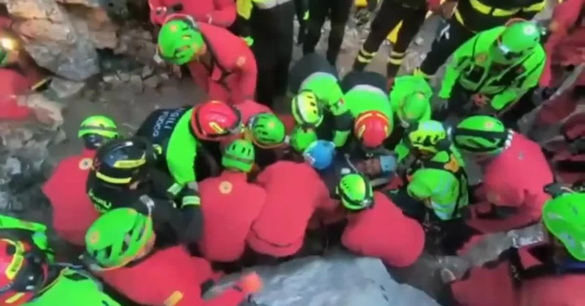 sardegna estratto vivo lo luca olmetto speleologo intrappolato nella grotta di gorropeddu bloccato da 26 ore video da Ilgiornaleditalia.it sardegna estratto vivo lo luca olmetto speleologo intrappolato nella grotta di gorropeddu bloccato da 26 ore video