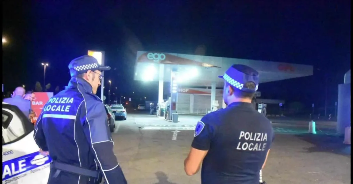 reggio emilia 26enne egiziano aggredisce una donna con un cacciavite a un distributore e investe 2 soccorritori video da Ilgiornaleditalia.it reggio emilia 26enne egiziano aggredisce una donna con un cacciavite a un distributore e investe 2 soccorritori video